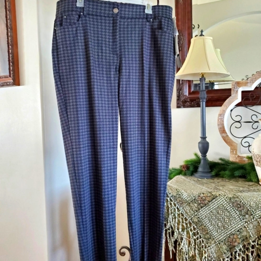 Houndstooth black & gray pants.